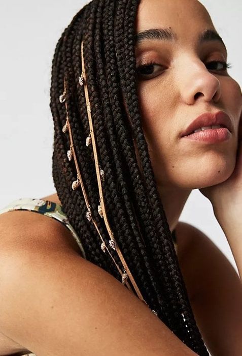 A model showcasing the shell braid set.