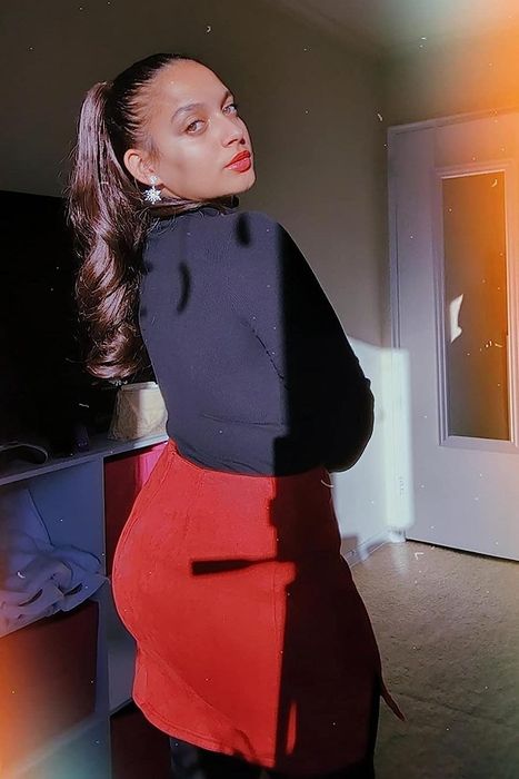 A reviewer photo of a person wearing the brunette ponytail.