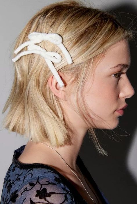 A model showcasing the white knot bow hair clips.