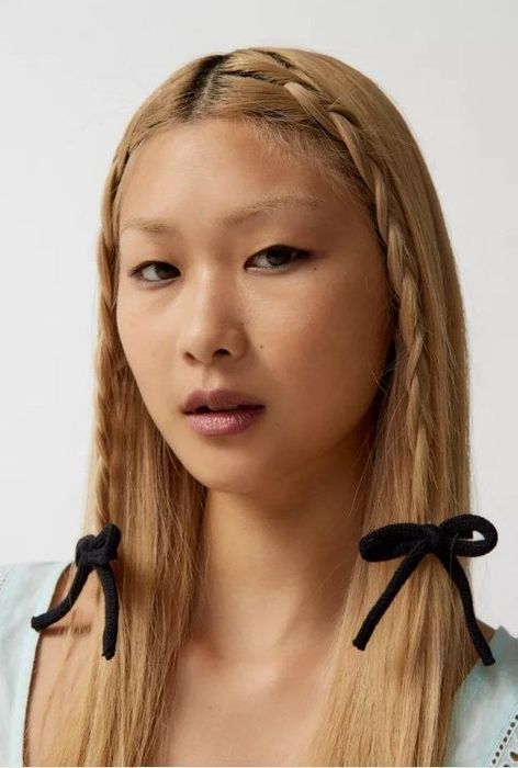 A model wearing the knit bow clips in black.