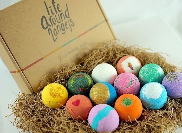12 colorful bath bombs