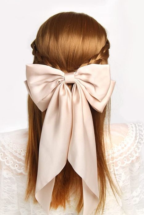 A model showcasing the light pink bow.