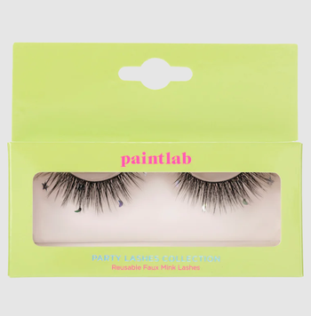 The lashes neatly arranged in their box