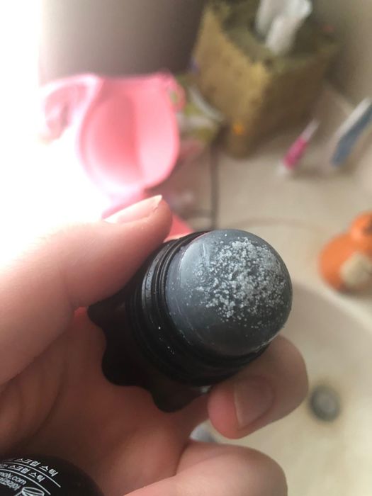 Another reviewer showing the scrub stick with visible blackheads and whiteheads on it