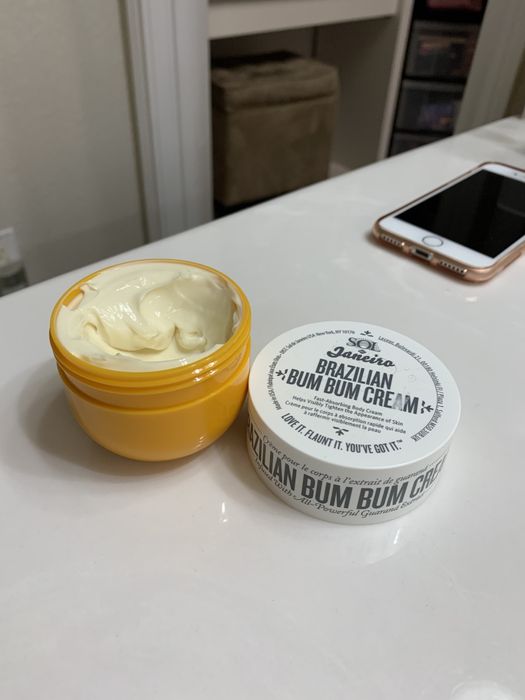 A reviewer's photo showing the white product in a yellow jar