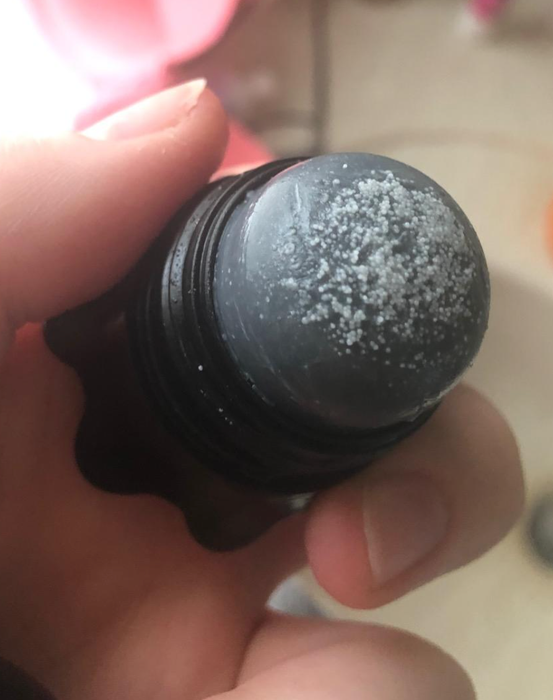 The cap removed to reveal the salt on top of the blackhead remover.