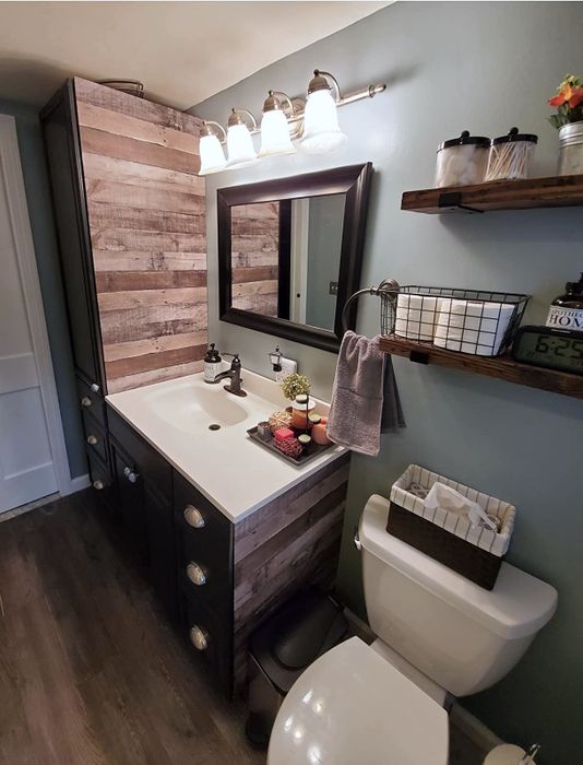 The reviewer's bathroom features reclaimed wood wallpaper in certain sections of the walls.