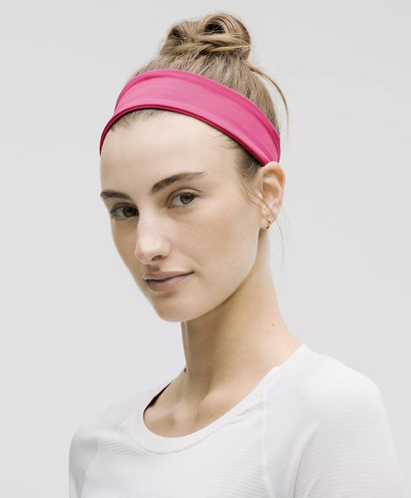 A model wearing a bright headband paired with a casual white top, perfect for both fitness activities and everyday wear.