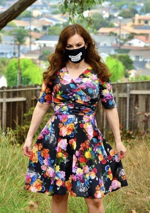 A reviewer wears a floral-patterned dress, adding a touch of elegance.