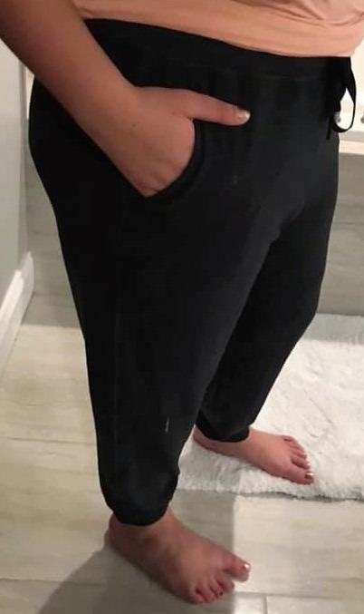 Image showing a reviewer wearing dark joggers.