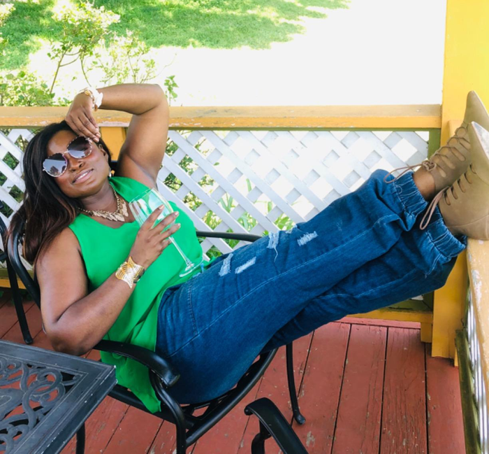 Image of a reviewer wearing dark blue joggers.