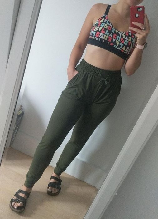 Image showing a reviewer in green joggers