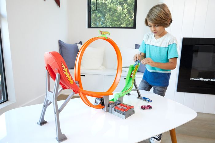 A set featuring orange, red, green, and gray tracks along with included vehicles.