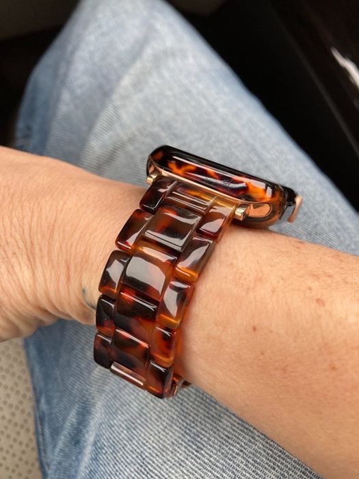 A reviewer showing the side of the watch band.