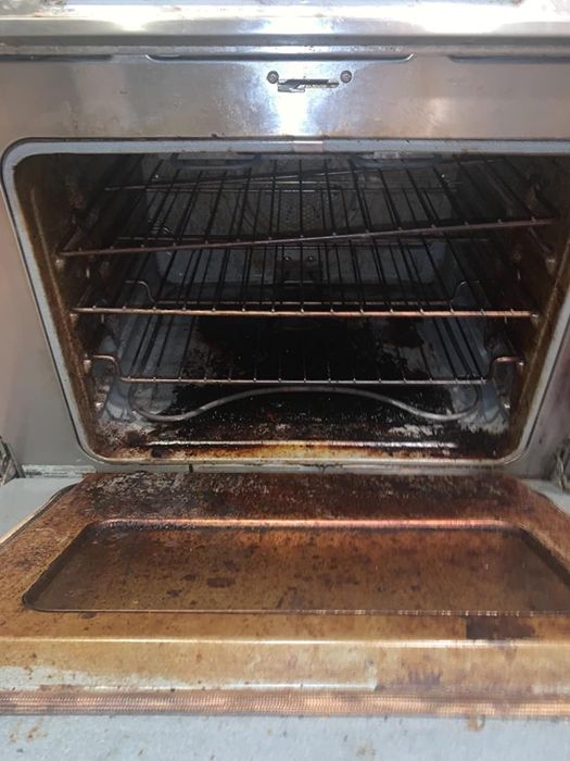 A reviewer's oven before cleaning, covered in dirt and grime.