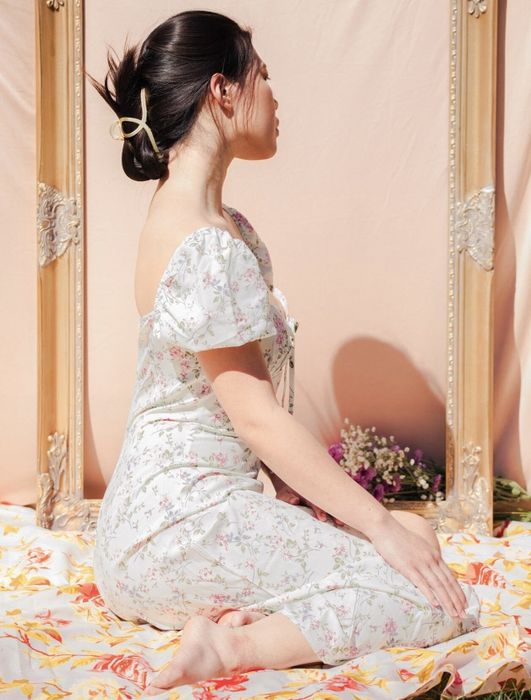 Model striking a pose while wearing the gold loop claw clip