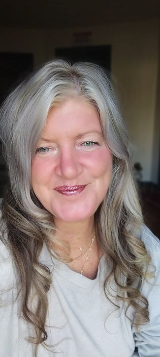 A reviewer showcasing their perfectly smooth, frizz-free hair.