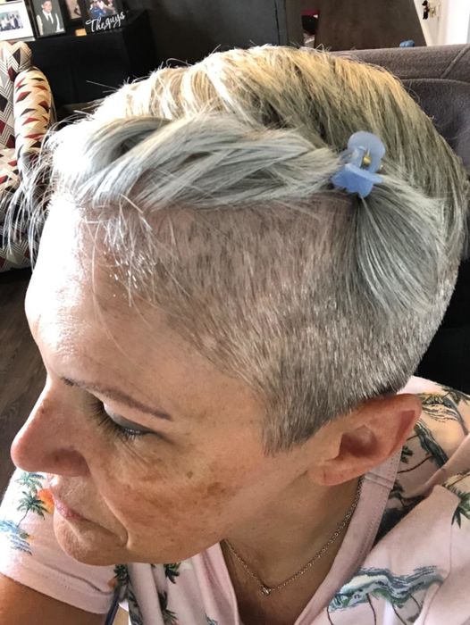 Reviewer photo showing them using a blue mini claw clip to keep their hair in place