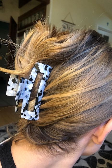 Reviewer styling their hair with the black-and-white tortoiseshell large rectangular claw clip
