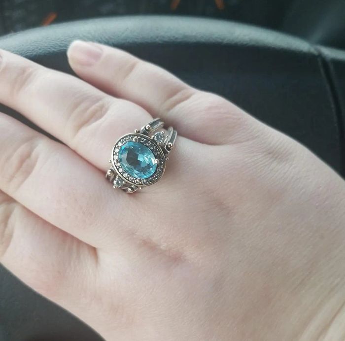 The same reviewer reveals the turquoise stone side of the same ring.