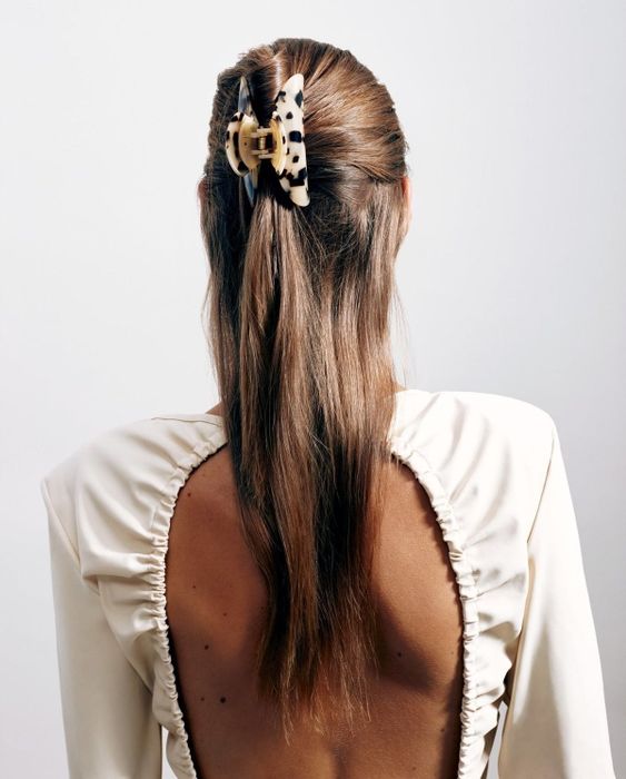 A woman with long straight hair wearing the blonde tortoiseshell clip
