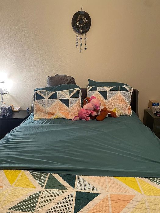 Photo of the teal-colored sheets from a reviewer