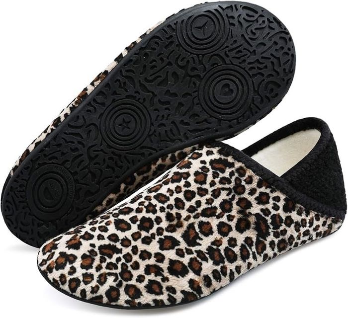 Leopard-print slippers with black soles, crafted for comfort and indoor wear