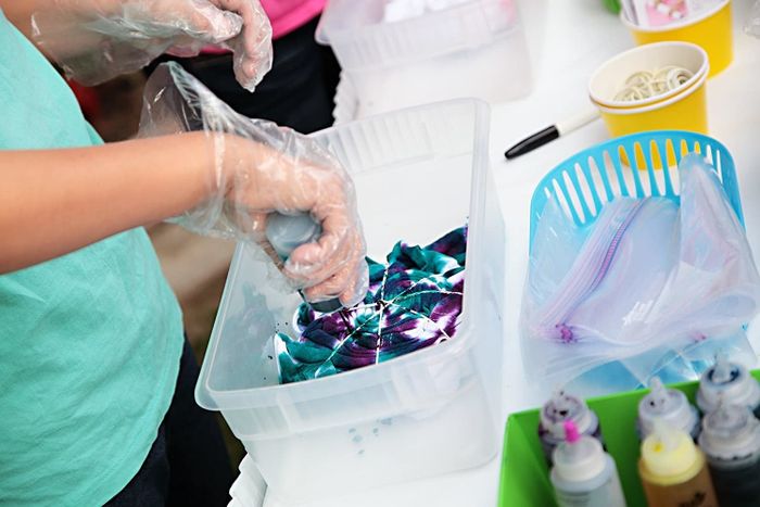 Experience the vibrant art of tie-dye with this dynamic tie-dye kit. Perfect for creating colorful patterns on fabrics, this kit brings your creative visions to life.