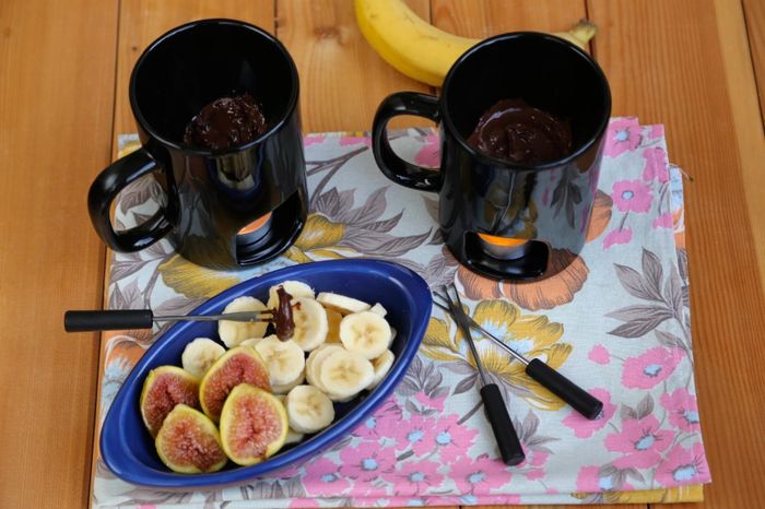 These unique mugs feature transparent bases designed to hold small candles, accompanied by skewers for dipping your favorite treats. A perfect blend of practicality and whimsy for any fondue enthusiast.