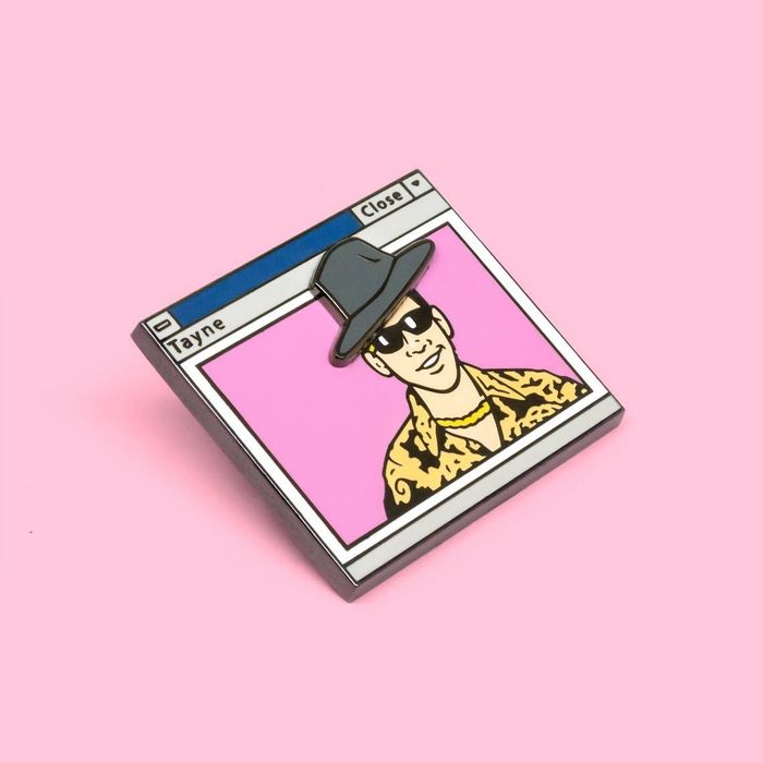 A pin designed to resemble a computer window featuring Paul Rudd, dressed in a vibrant shirt, gold chain, sunglasses, and topped with a movable hat layer.