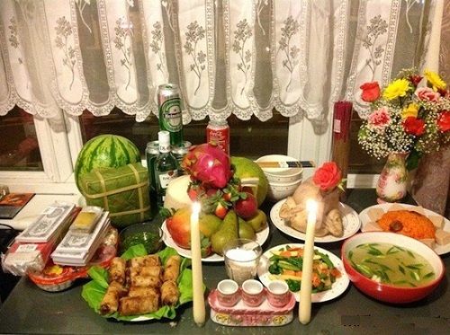 Liệu cúng giao thừa ngoài trời tại chung cư có thực sự cần thiết? Xem hình ảnh để hiểu rõ hơn.