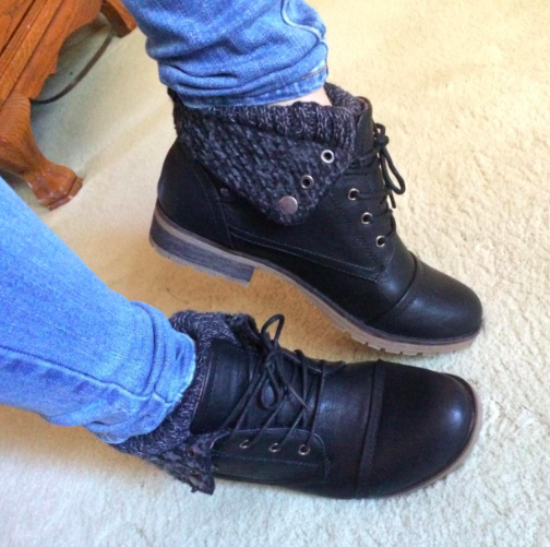 Another reviewer wears them in black.