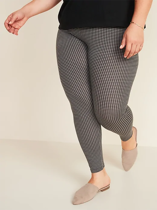 The model is wearing black and white checked leggings.