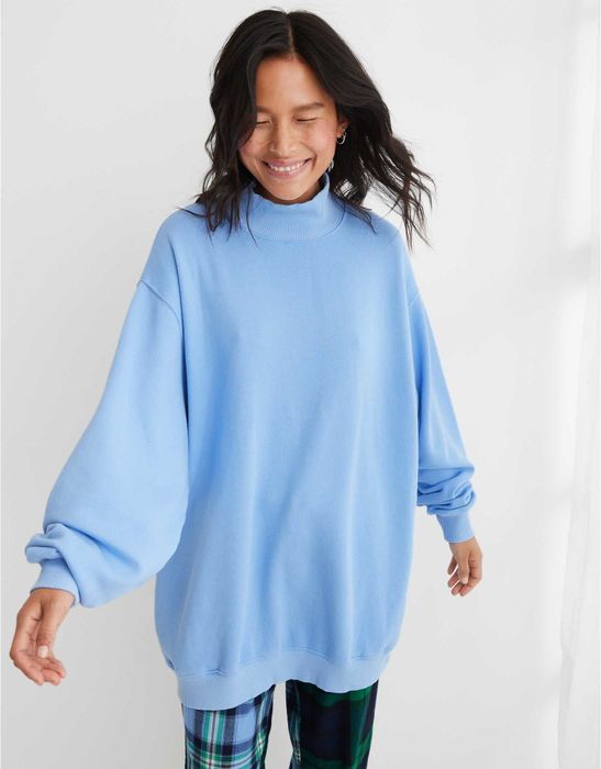 Another model is wearing the sweatshirt in light blue.