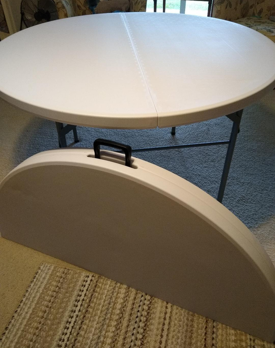Reviewer image of the folding table in both opened and closed positions