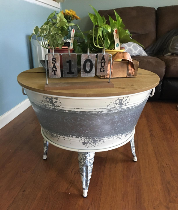 Customer photo of the coffee table adorned with plants and other decorative items on top