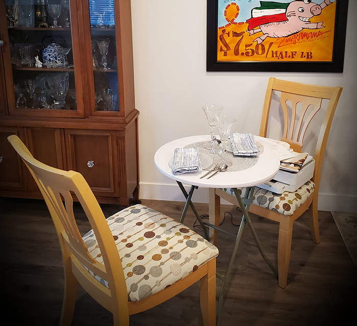 Reviewer image showing the folding table beside chairs