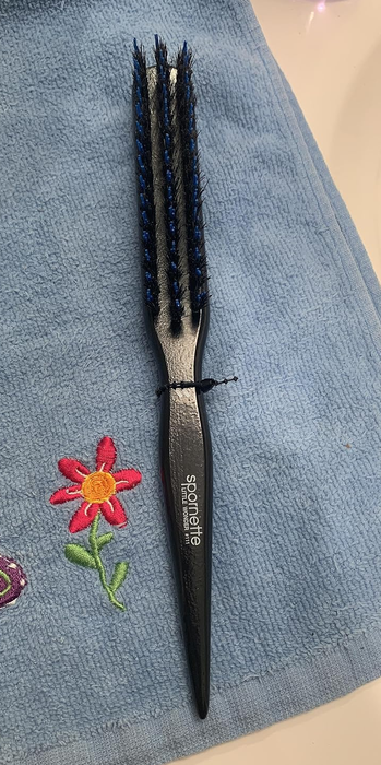 A reviewer's photo of the teasing brush in action.