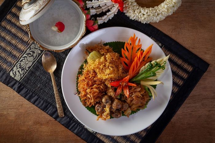 เคล็ดลับสำคัญของการทานข้าวแช่ชาววัง คือ ควรเริ่มต้นด้วยการทานของแห้ง เช่น ลูกกะปิ ก่อน แล้วเคี่ยวให้รสชาติออกมาจนเต็มที่ หลังจากนั้นจึงเติมข้าวและน้ำแข็งลงไป การทำเช่นนี้จะทำให้รสชาติอร่อยล้ำและไม่เหมือนเมนูอื่นๆ ที่เคยทานมา