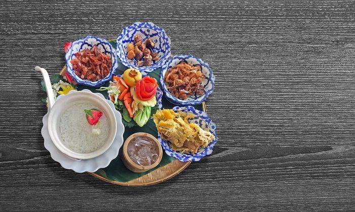 ข้าวแช่ชาววังมีประวัติที่เริ่มต้นมาตั้งแต่สมัยรัชกาลที่ 5 ซึ่งเป็นเมนูอาหารมอญก่อนจะถูกนำมาปรับเปลี่ยนและเสิร์ฟในวัง