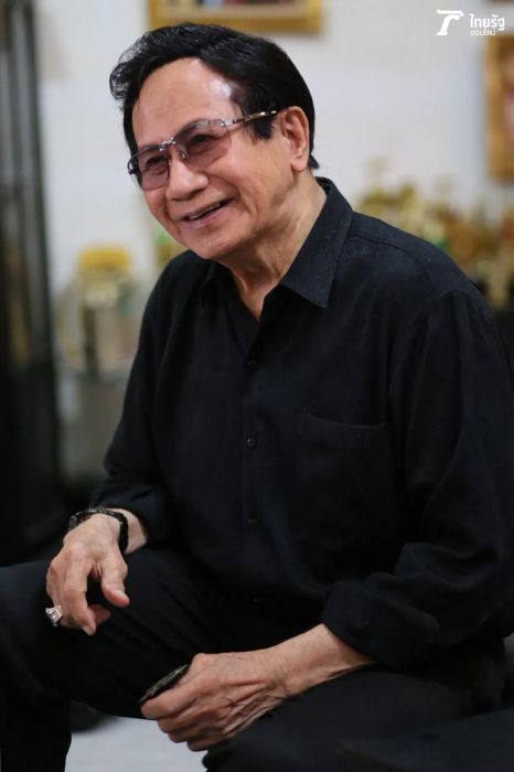 ประวัติอันน่าจดจำของสมบัติ เมทะนี นักแสดงอาวุโสและศิลปินแห่งชาติได้เปิดเผยในคลิปที่บันทึกชีวิตของเขา ซึ่งเป็นการสะท้อนถึงการเดินทางอันยาวนานในวงการบันเทิง