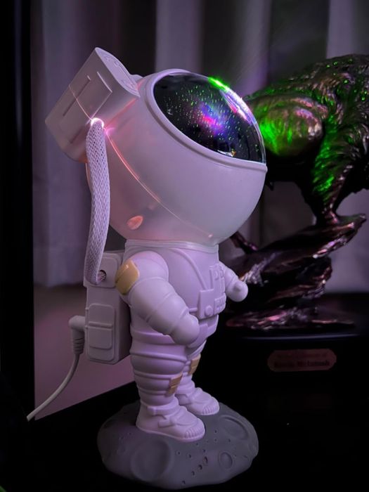 A reviewer’s photo featuring the astronaut-shaped lamp in action.
