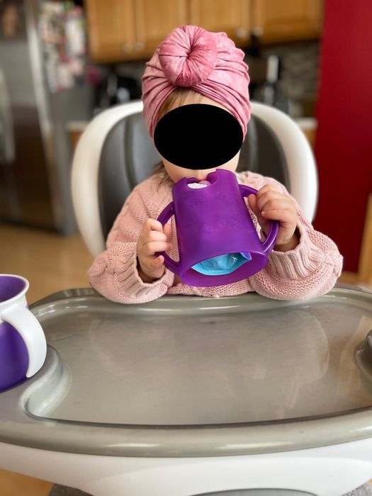 A reviewer’s photo of a child using the pouch holder.