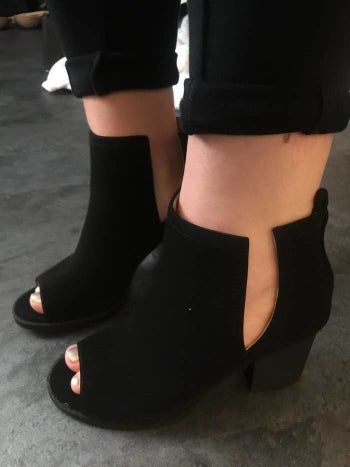 The reviewer is showcasing the shoes in black.