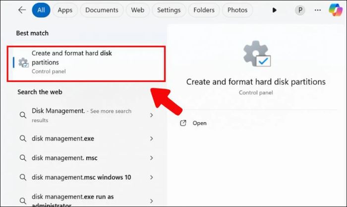 Sau đó, bạn chọn Create and format hard disk