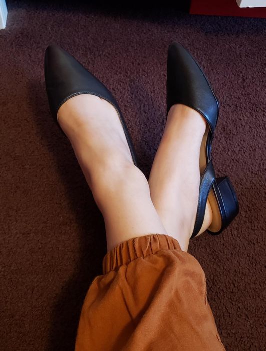 Reviewer sporting the shoes in black