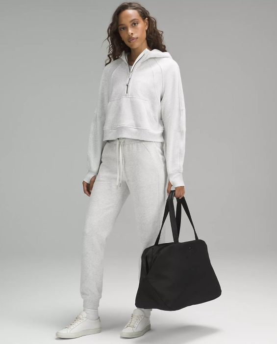 a model carrying the black bag