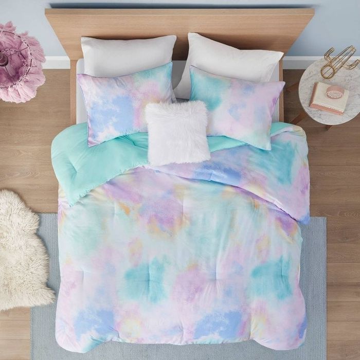The tie-dye comforter.