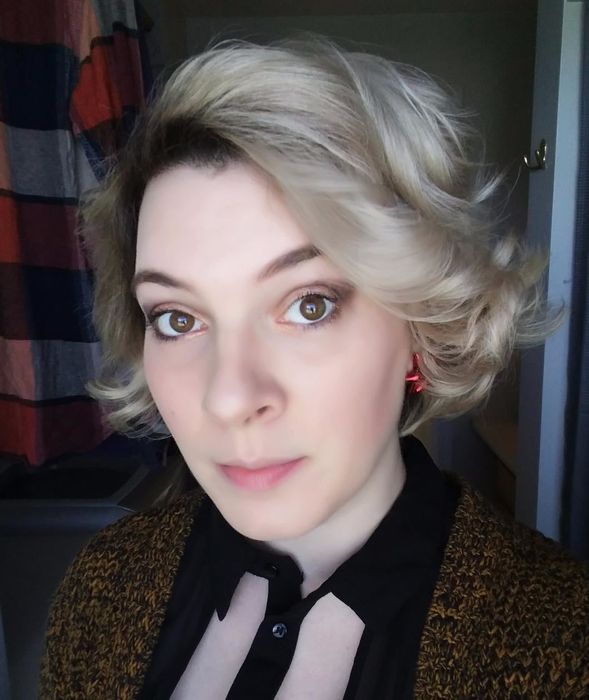 reviewer showcasing makeup after using setting spray