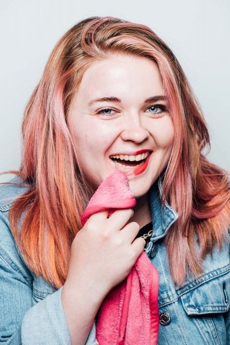Mytour writer Jennifer Tonti demonstrating the use of the makeup removal cloth, with one half of her face still wearing makeup.